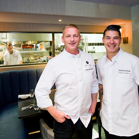 Bilderberg Garden Hotel Amszterdam Kültér fotó Chef Michael Mina (left) and his son Michael Mina Jr. (right) at Michael Mina's restaurant in Las Vegas