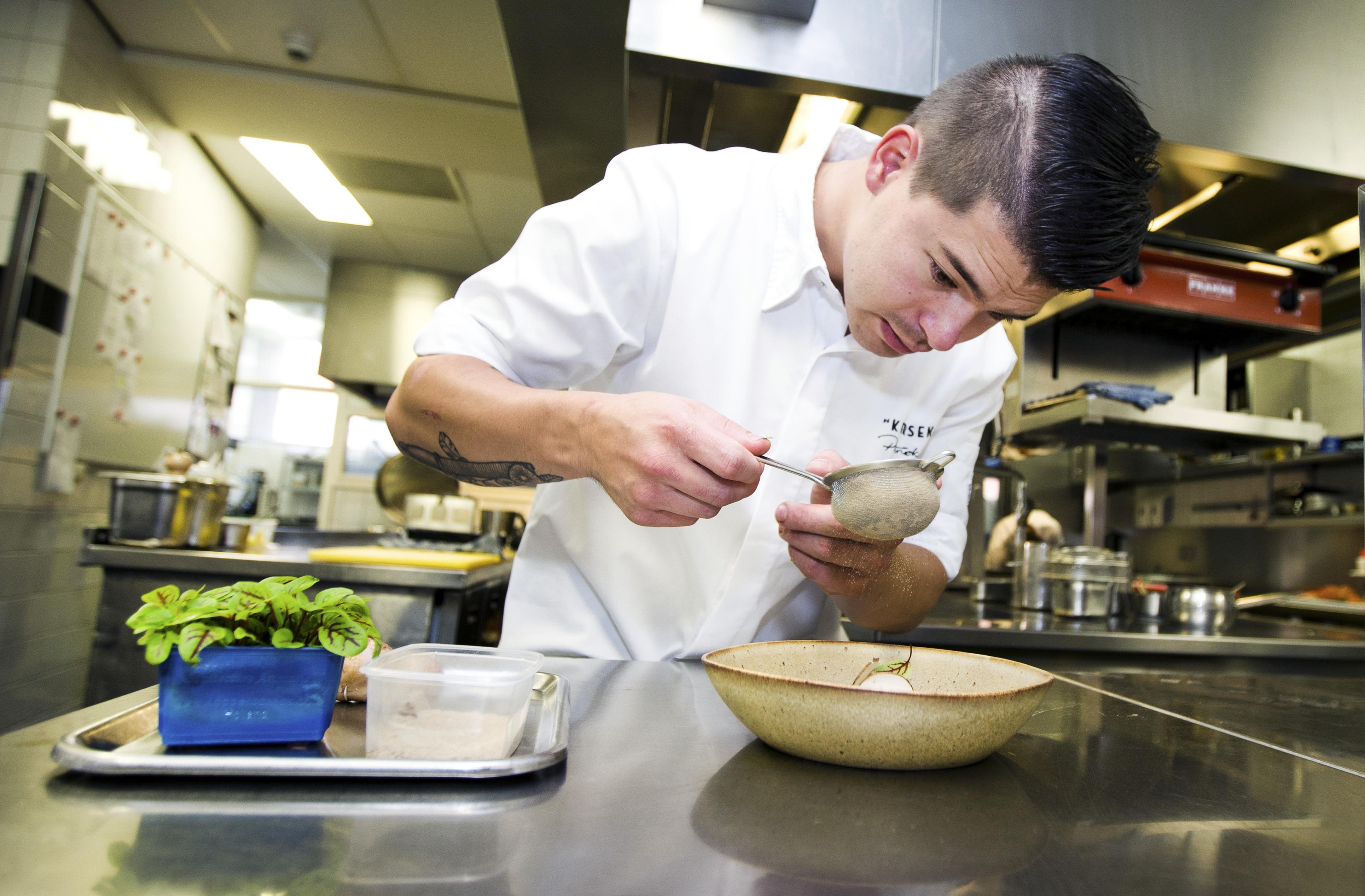Bilderberg Garden Hotel Amszterdam Kültér fotó A student prepares a meal at the Culinary Institute of New York at Shelton