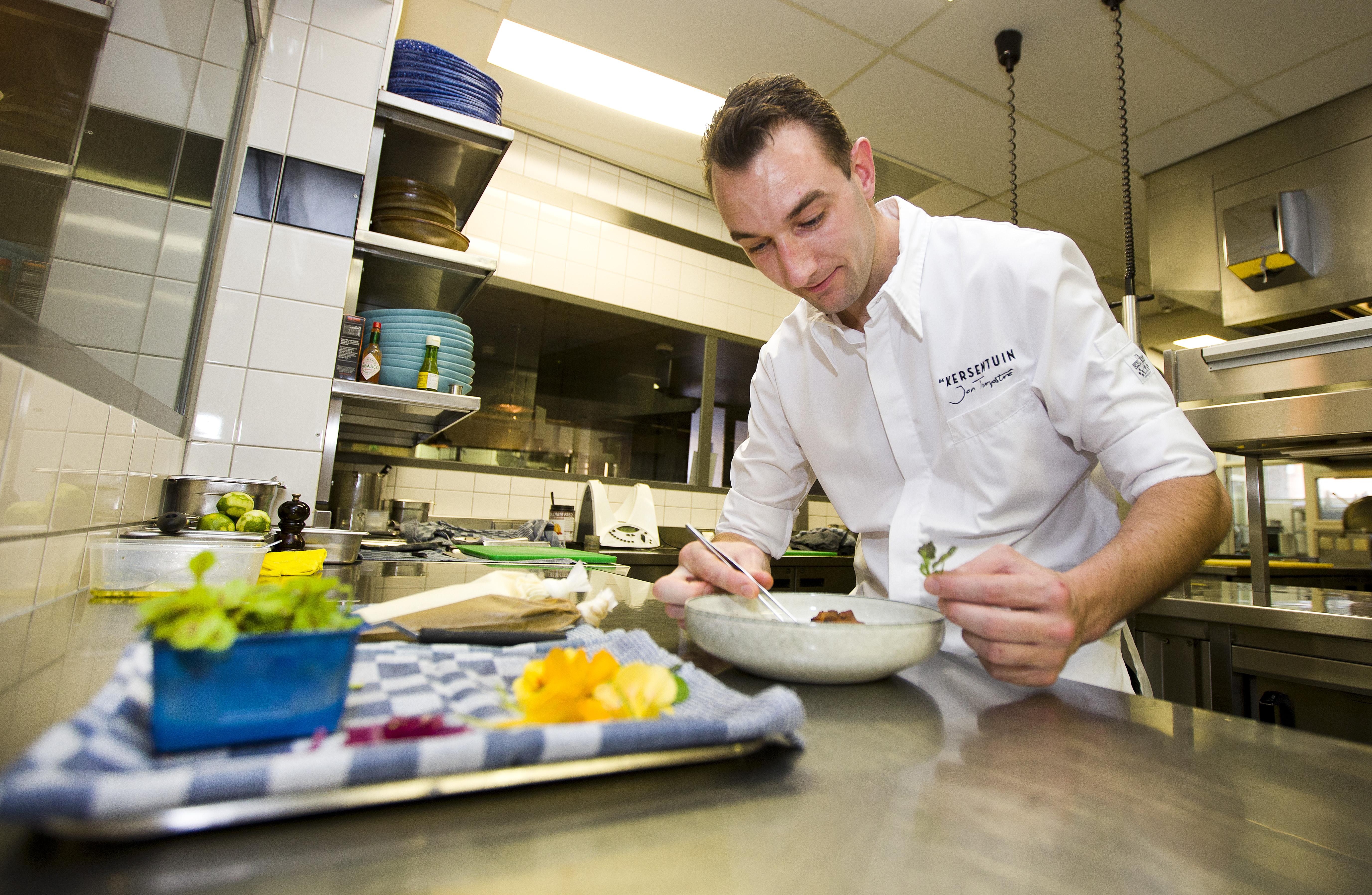 Bilderberg Garden Hotel Amszterdam Kültér fotó A chef preparing a meal