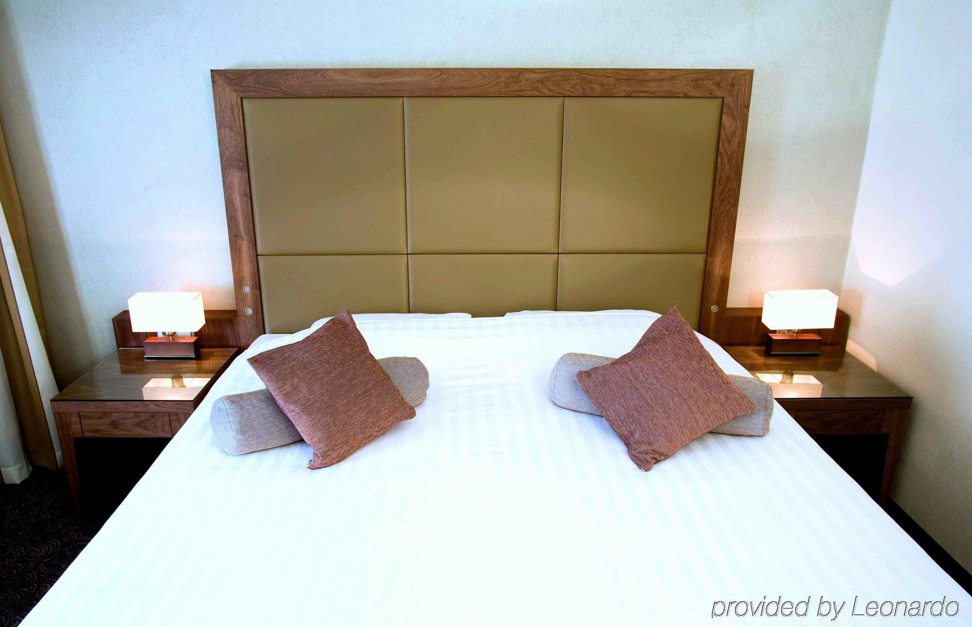Bilderberg Garden Hotel Amszterdam Szoba fotó A bed with a headboard