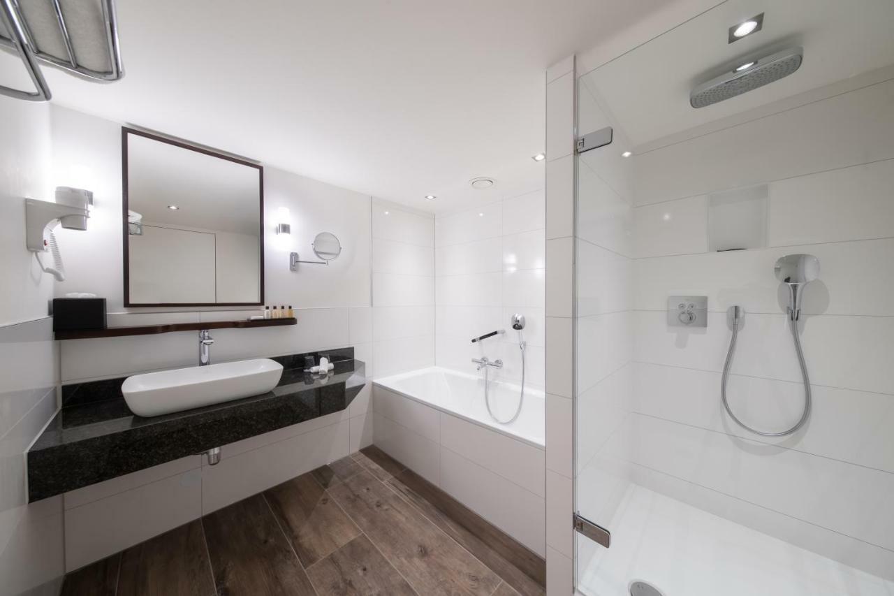 Bilderberg Garden Hotel Amszterdam Kültér fotó Bathroom with shower and bath