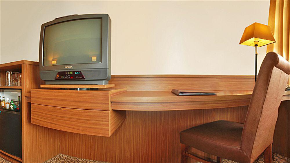 Bilderberg Garden Hotel Amszterdam Kültér fotó A television in a hotel room