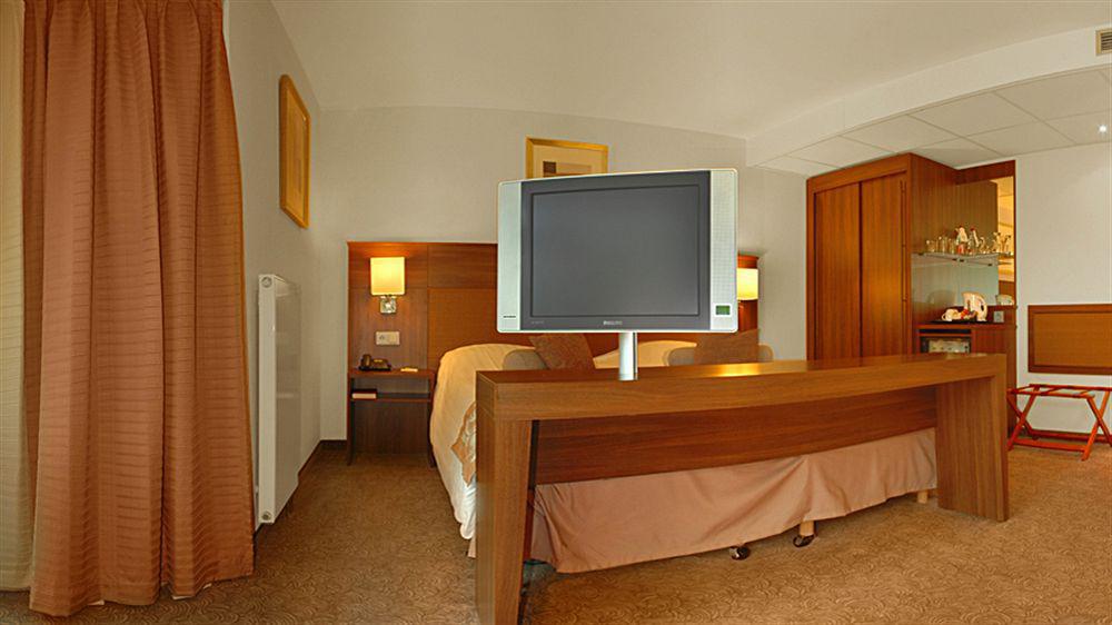 Bilderberg Garden Hotel Amszterdam Kültér fotó A television set in a hotel room